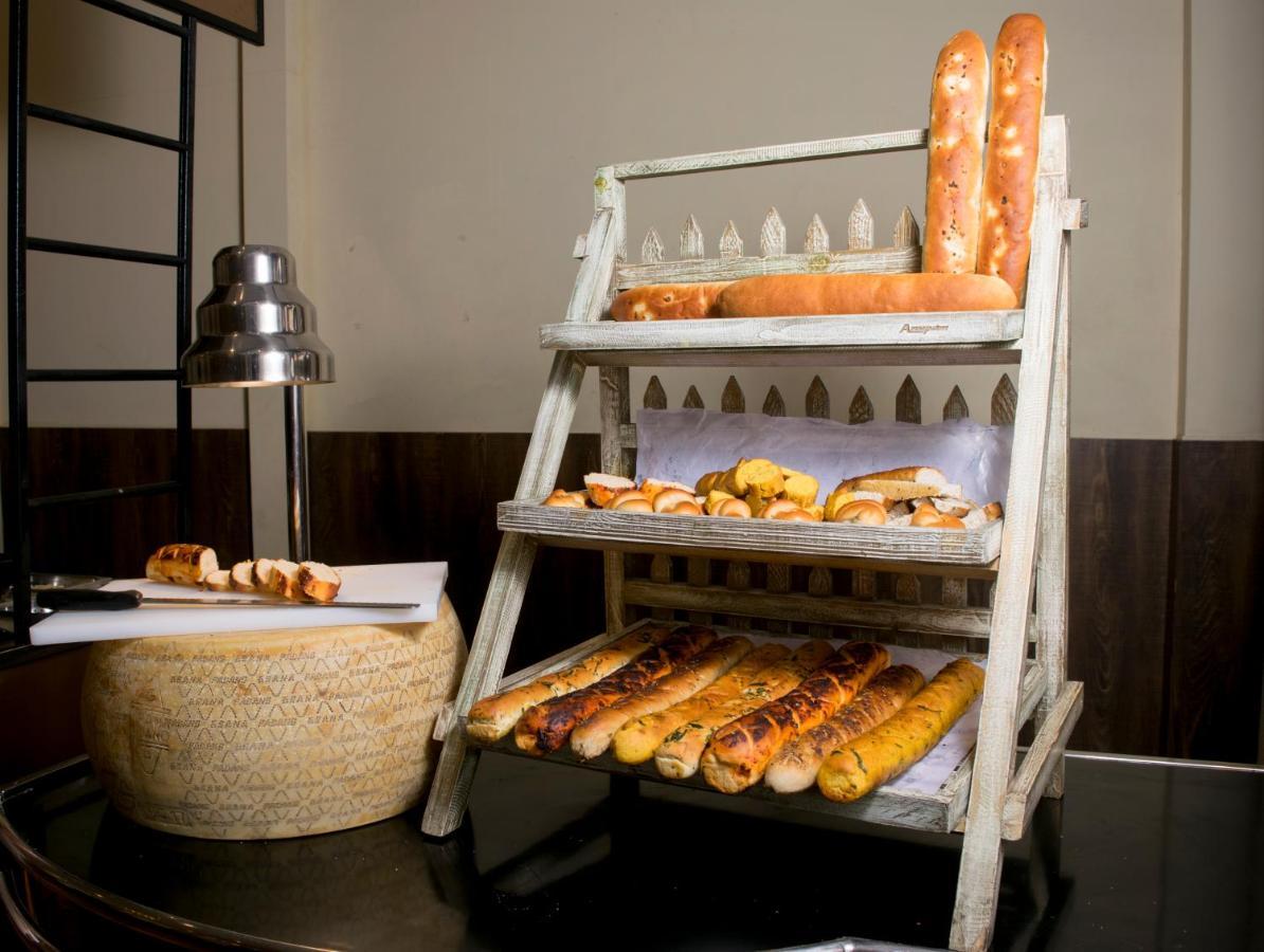 The Corinthians Resort And Club Πούνε Εξωτερικό φωτογραφία A display of bread at a bakery