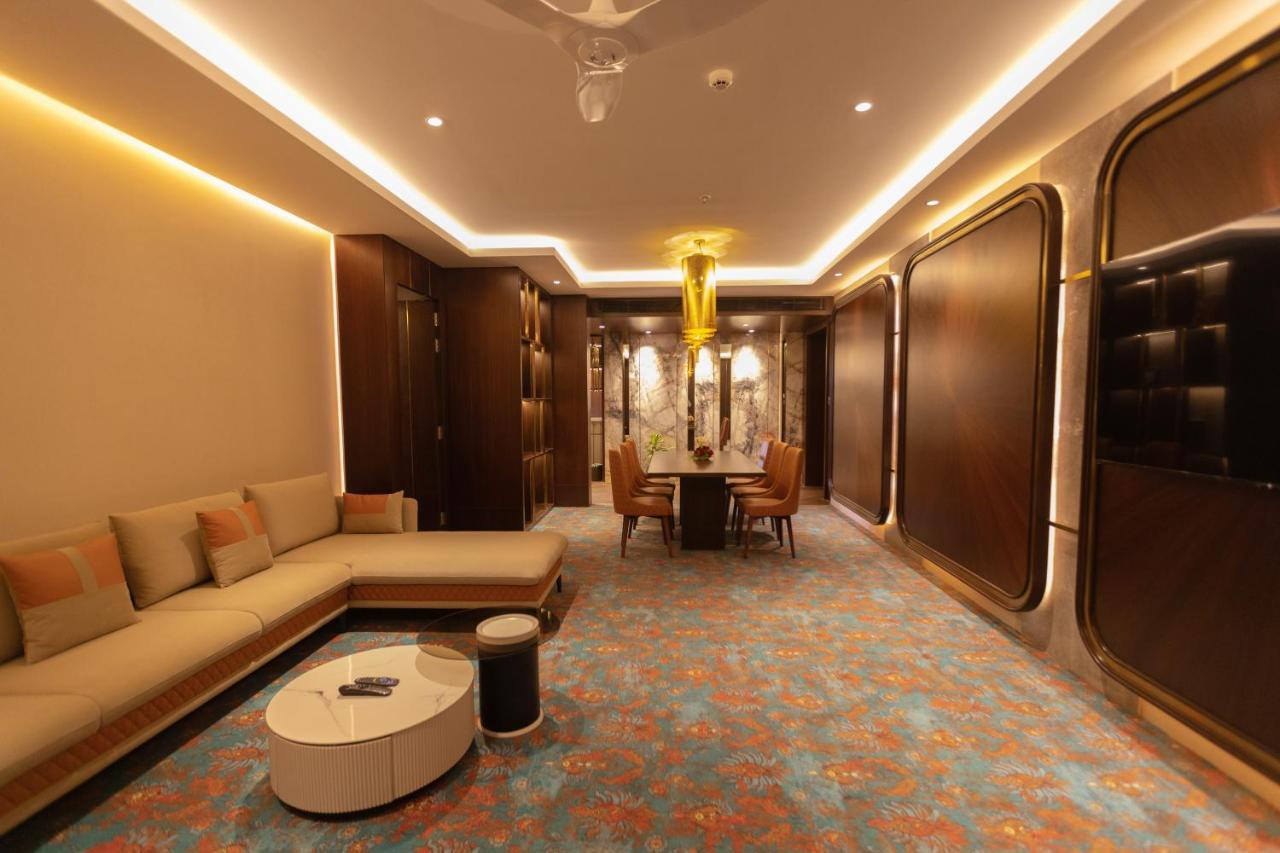 The Corinthians Resort And Club Πούνε Εξωτερικό φωτογραφία A suite at the Taj Mahal Palace