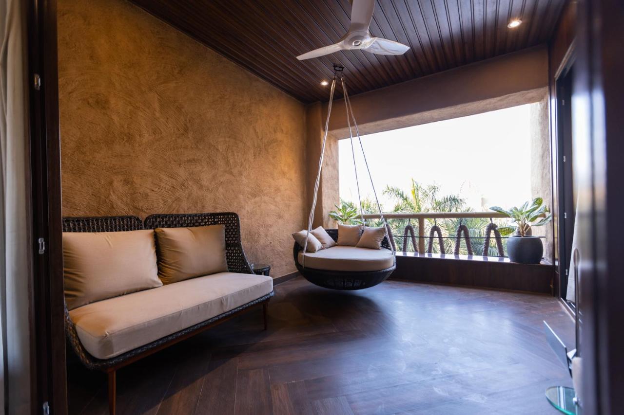 The Corinthians Resort And Club Πούνε Εξωτερικό φωτογραφία A balcony with a swing