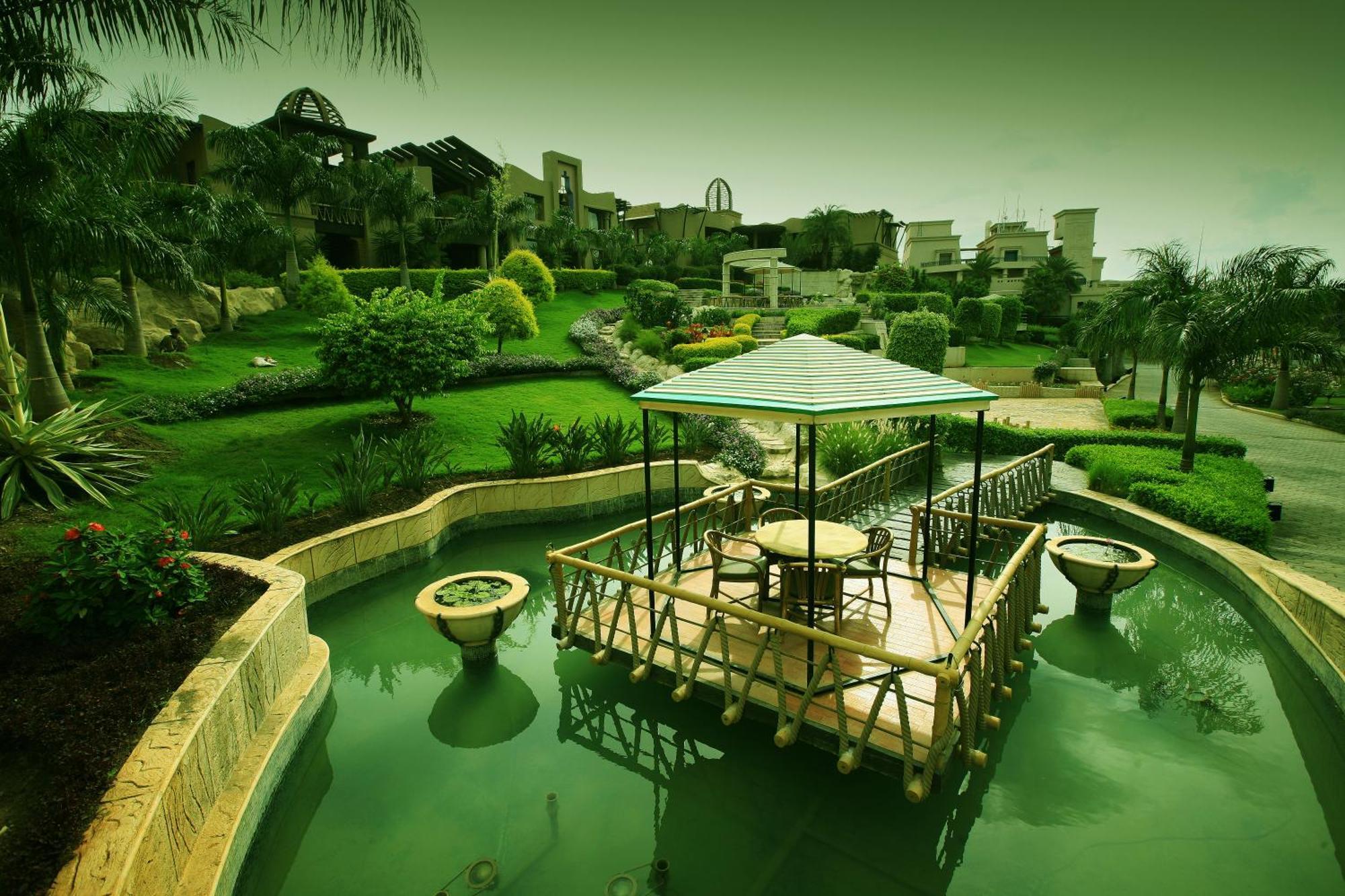 The Corinthians Resort And Club Πούνε Εξωτερικό φωτογραφία The resort's gardens