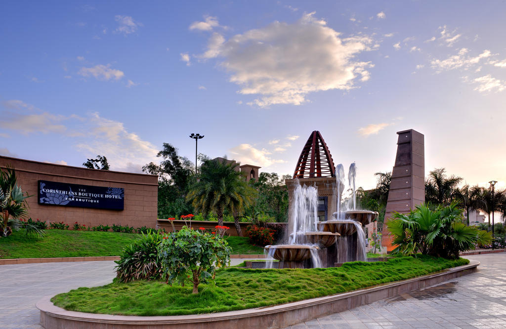 The Corinthians Resort And Club Πούνε Εξωτερικό φωτογραφία Fountain at the entrance of the hotel