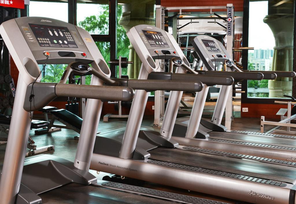 The Corinthians Resort And Club Πούνε Εξωτερικό φωτογραφία Treadmills in a gym